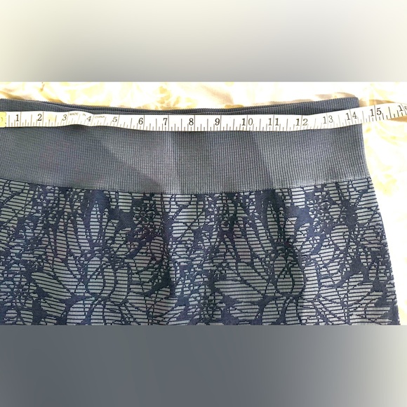 Fabletics Textured Gray Pattern Leggings - Picture 5 of 7